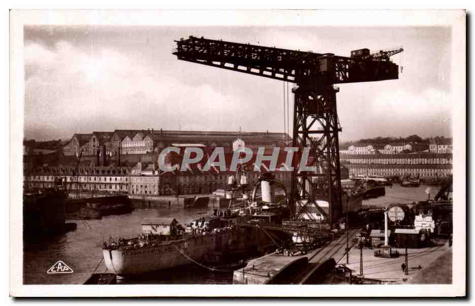 CPA Brest Croiseur en armement sous la grue de l'Arsenal Bateau