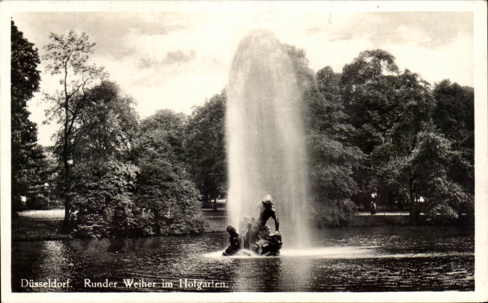 CPA Dusseldorf Runder Weiher Im Hofgarien