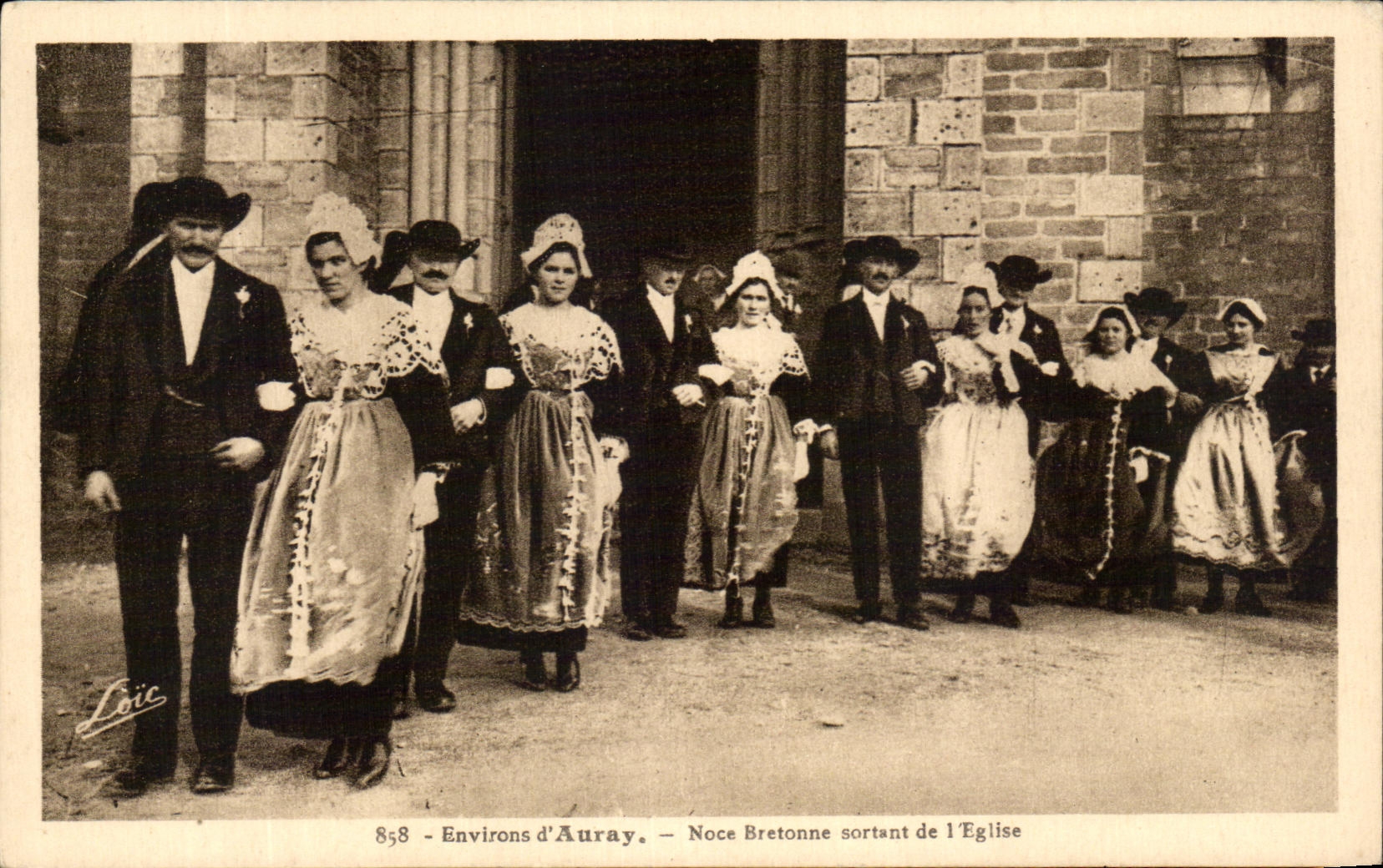 CPA Environs d'Auray Noce Bretonne Sortant de l'Eglise Folklore Costumes