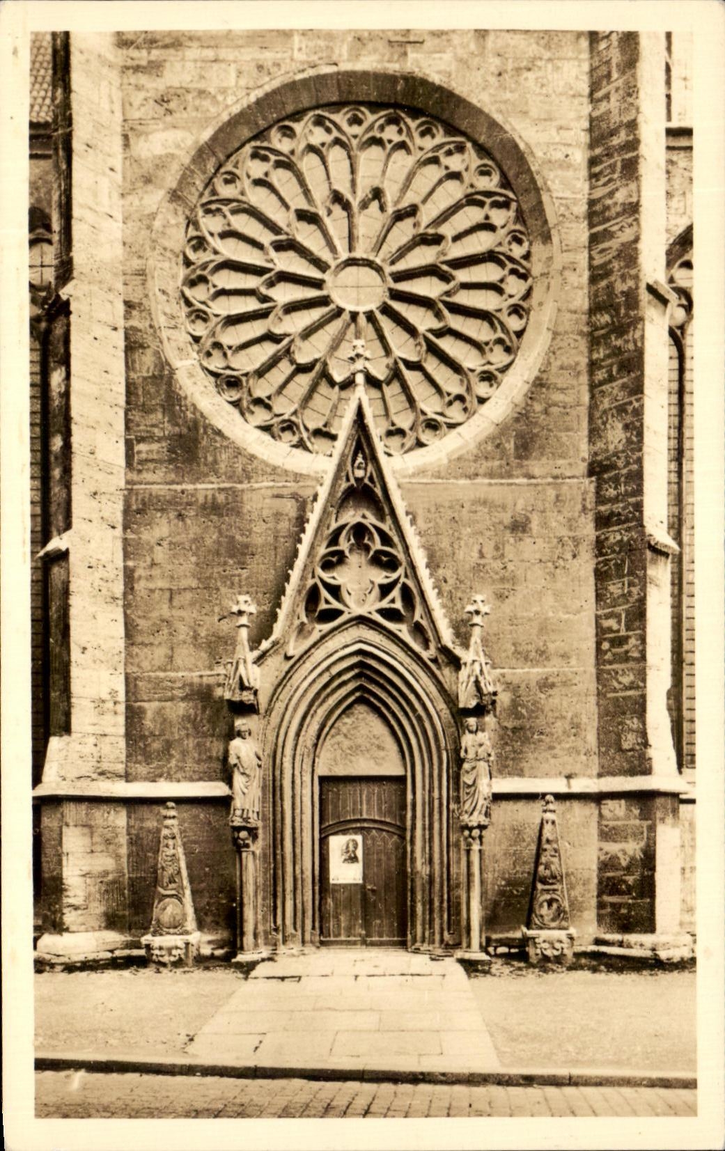 Nordportal mit Rosette der evangelischen Kirche von Mühlfhausen in Thüringen — Édite Photographie, Nr. 770