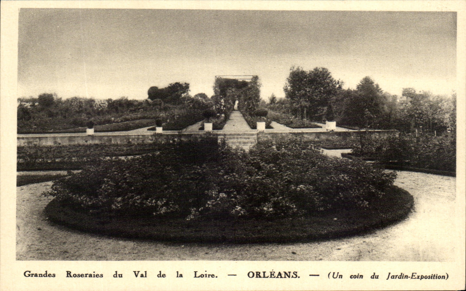 CPA Grandes Roseraies du Val de la Loire Orleans Un coin du jardin exposition