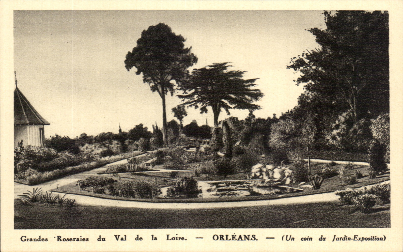 CPA Grandes Roseraies du Val de la Loire Orleans Un coin du jardin exposition