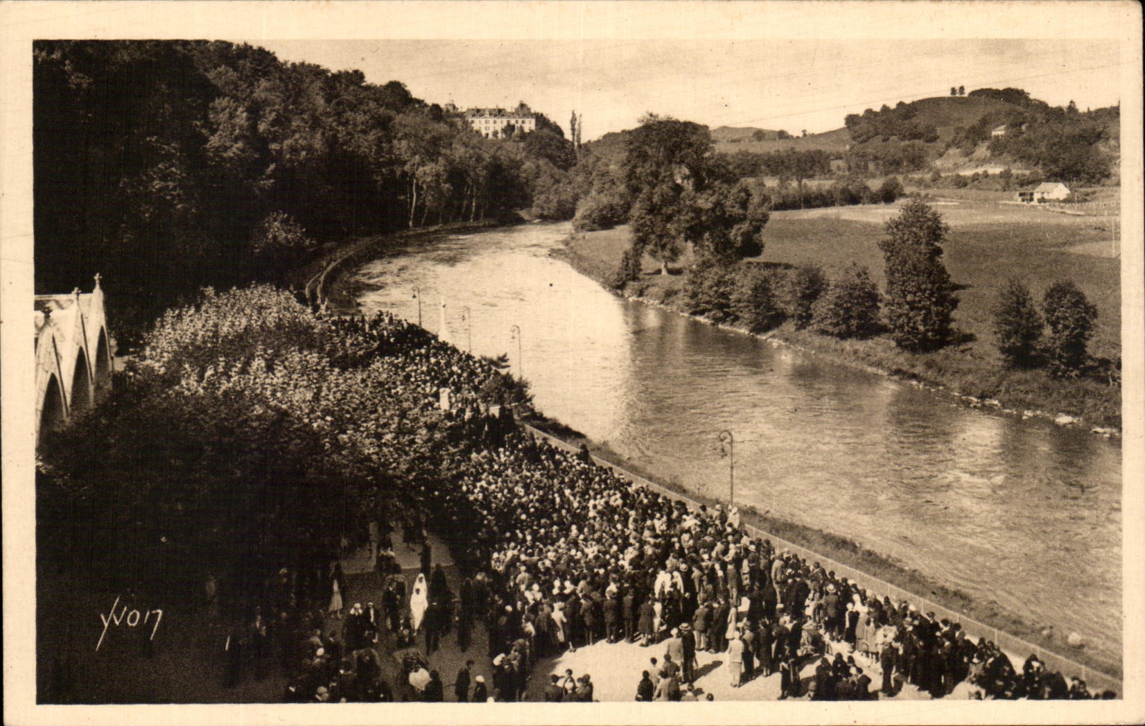 CPA La Douce France Lourdes La Foule des Pelerins devant la Grotte La Gave de Pau