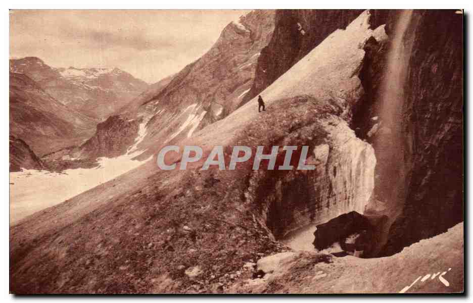 CPA Toute La France Gavarnie Le Gouffre de la Cascade en hiver Au fond i'emtre du Cirque