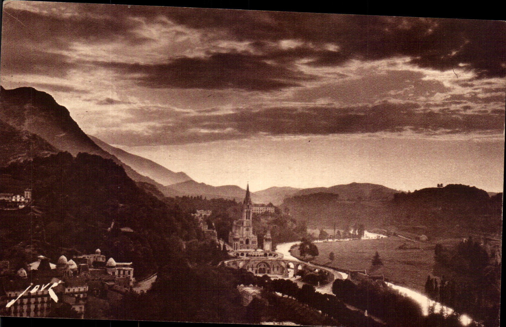 CPA Toute La France Lourdes La Basiique vue du Chateau