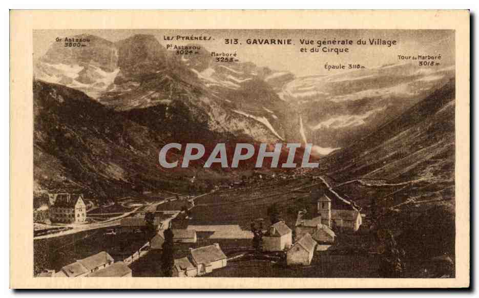 CPA Gavarnie Vue Generale du Village et du Cirque