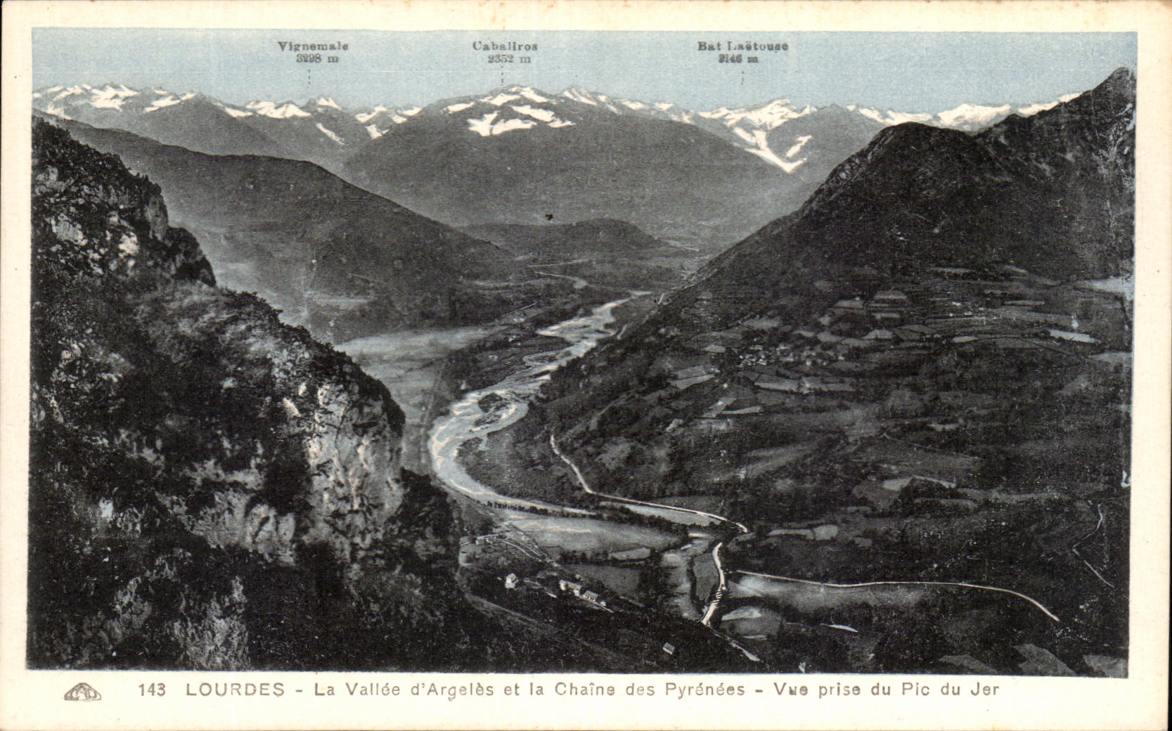 CPA Lourdes La Vallee d'Argeles et la Chaine des Pyrenees Vue prise du Pic du Jer