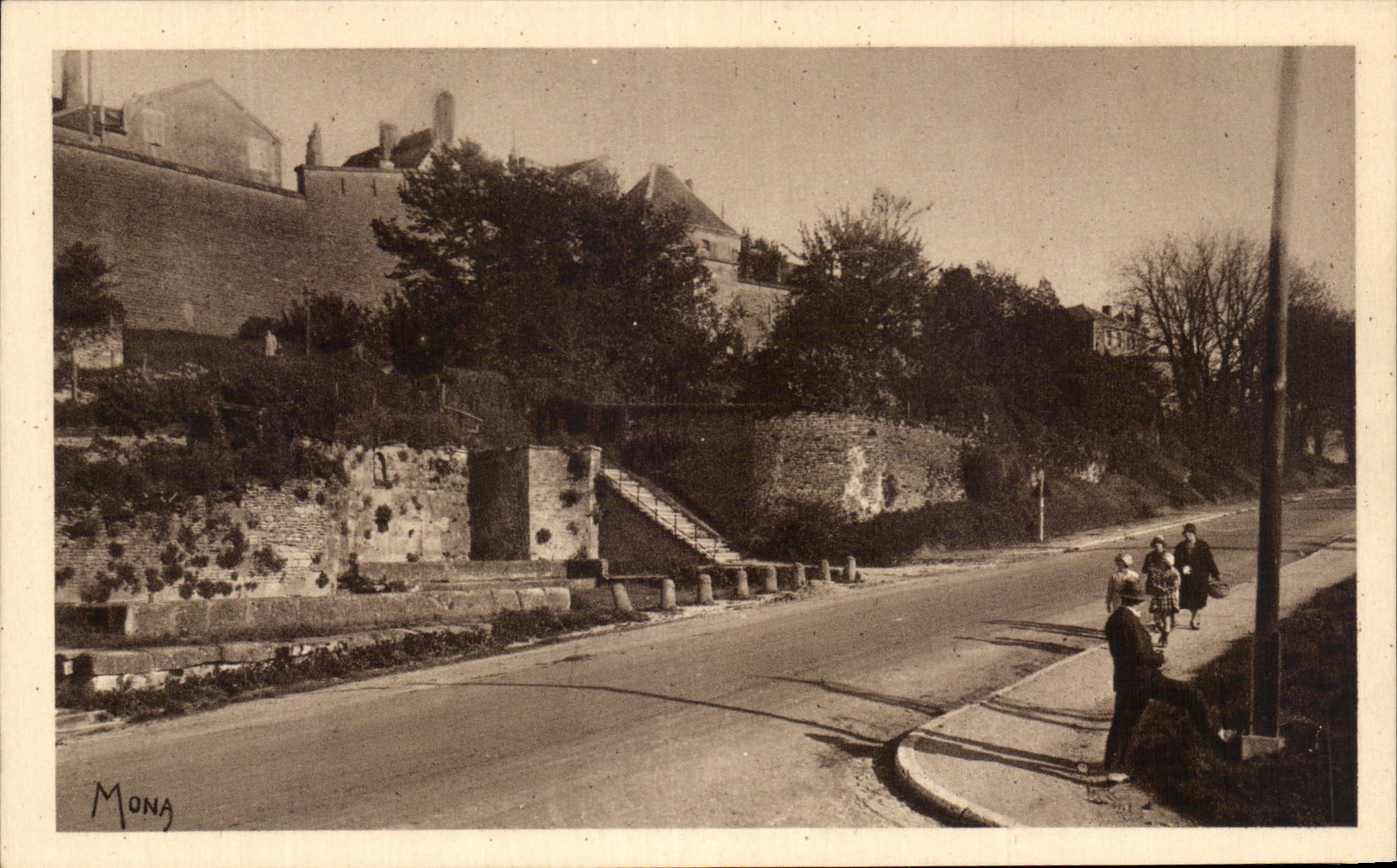 Langres — Vieille porte et fontaine du marché — Éditions d'art MONA, EB. 10