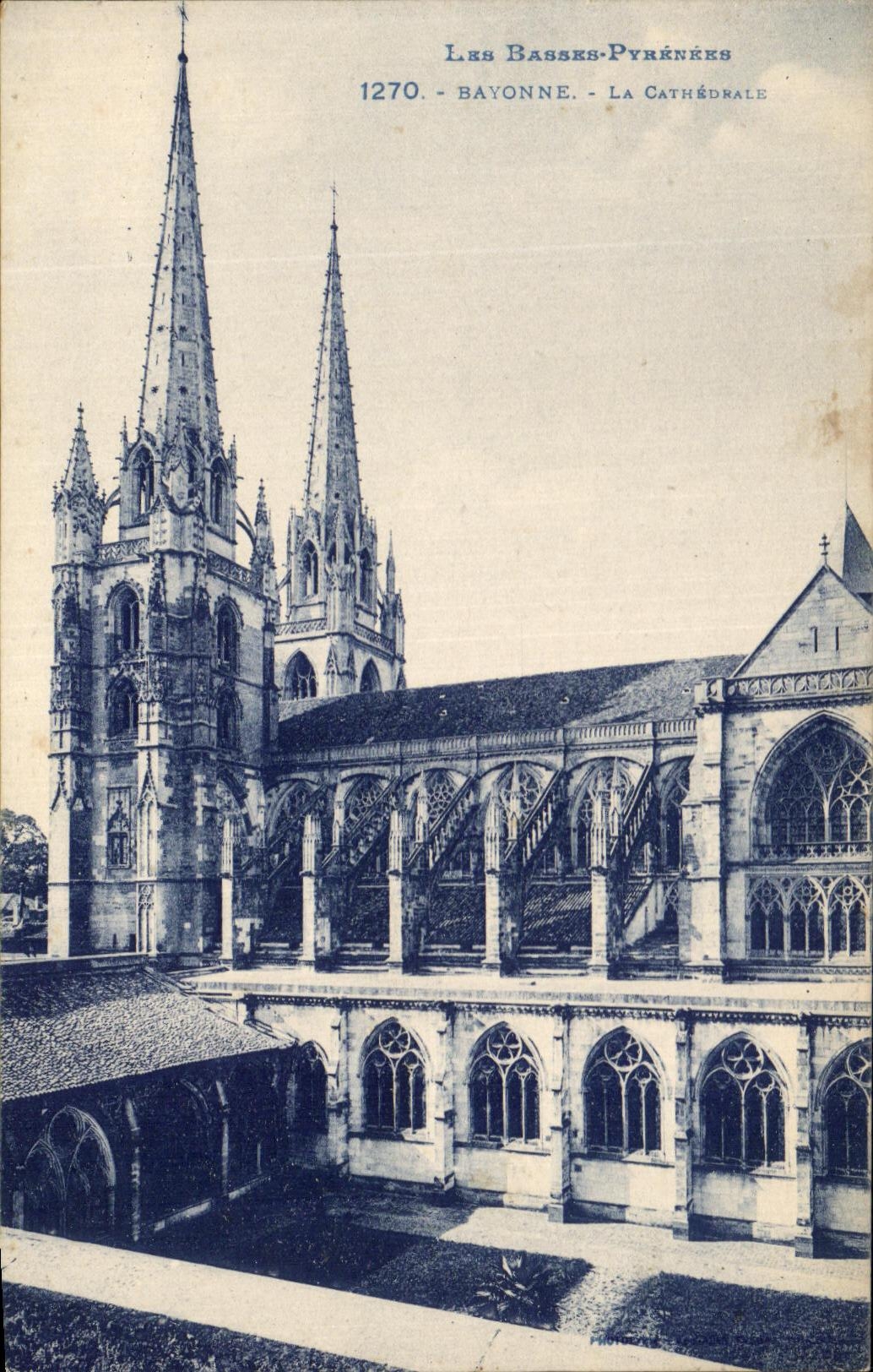 CPA Les Basses Pyrenees Bayonne La Cathedrale
