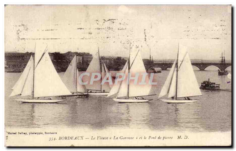 CPA Bordeaux Le Fleuve La Garonne et le Pont de Pierre Bateaux