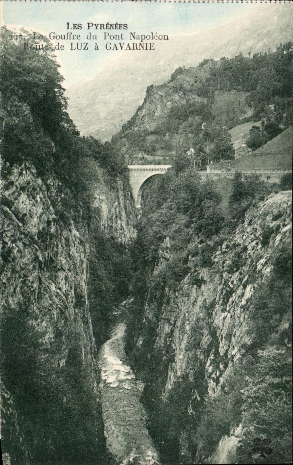 CPA Les Pyrenees Le Gouffre du Pont Napoleon Route de Luz a Gavarnie