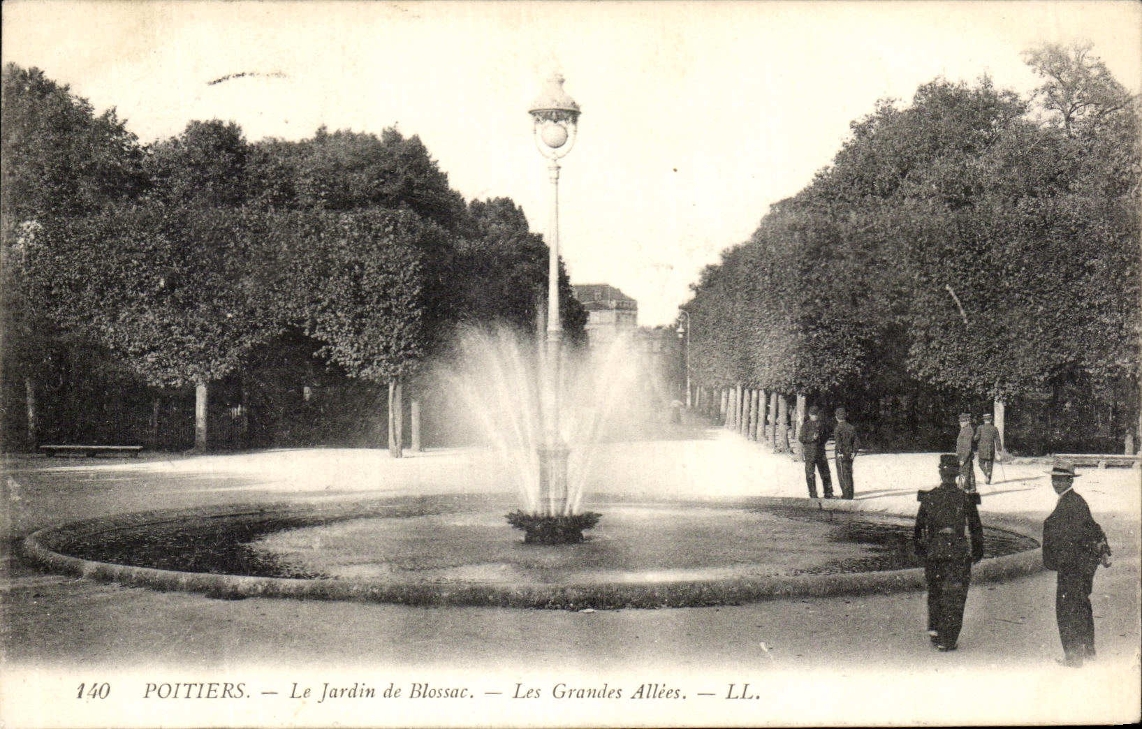 Poitiers — Le Jardin de Blossac — Les Grandes Allées — LL. — N° 140