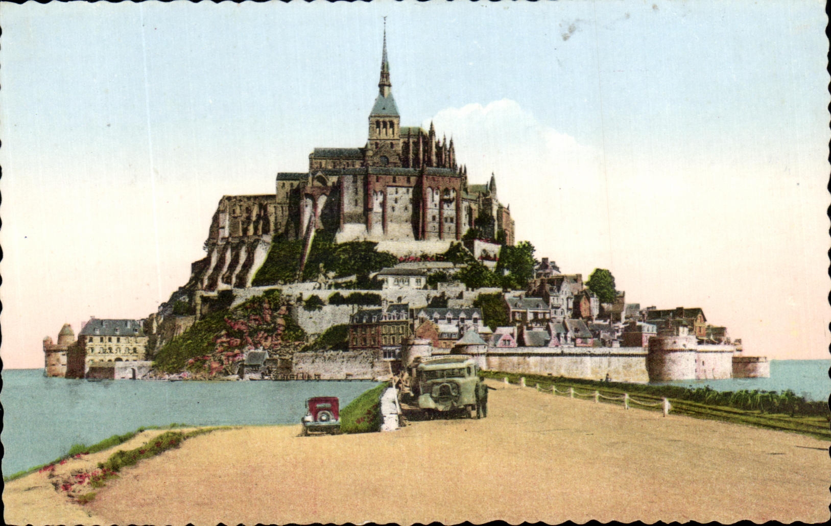 CPA Mont St Michel Vue Generale et la Digue