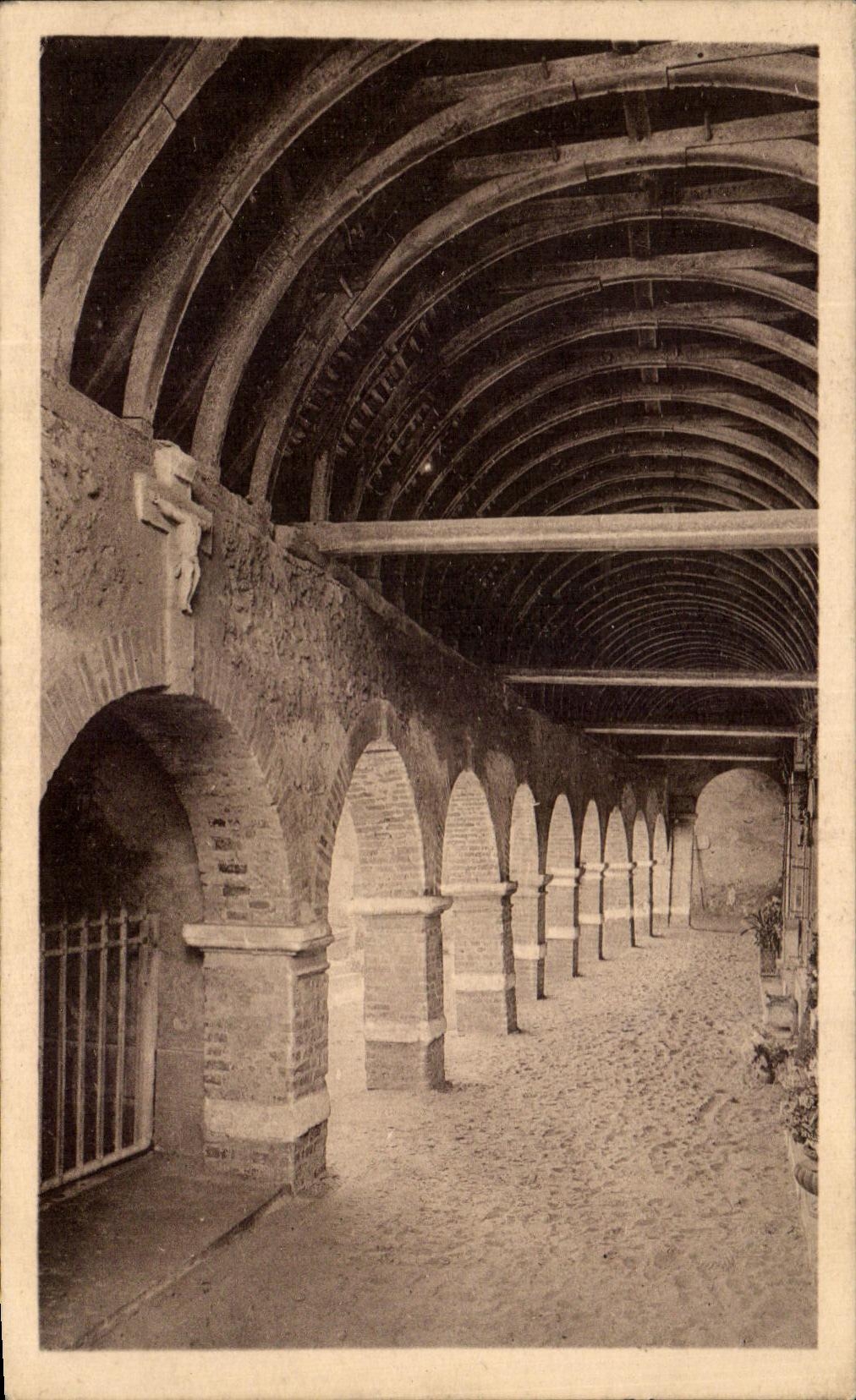 Montfort-l'Amaury — Innenansicht des Cloisters — Die Arcaden — R. SEFR N. photo, Chevry