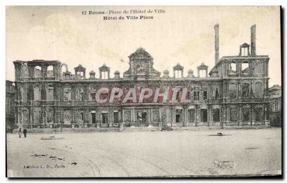 CPA Reims Place De l'Hotel De Ville Militaria