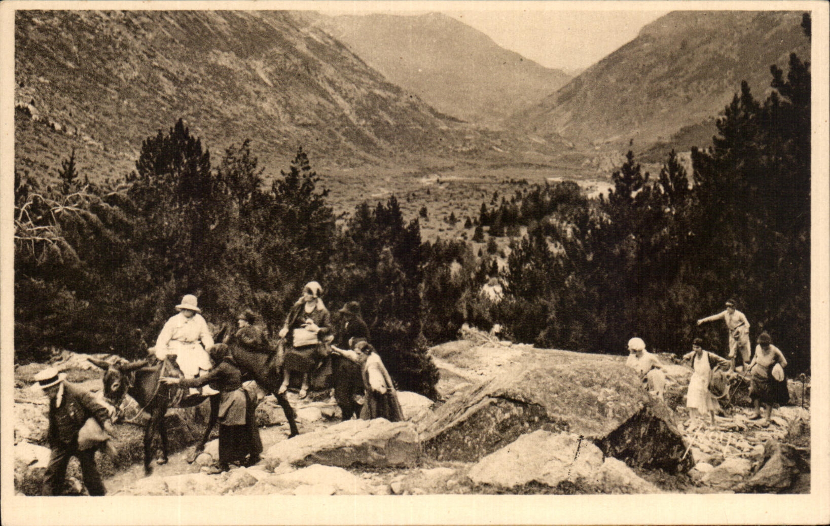 Cirque de Gavarnie — Chemin muletier conduisant au Cirque — La Douce France, n°4