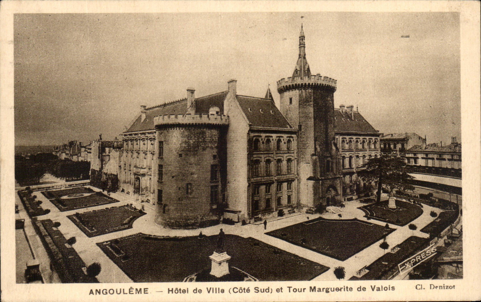 Angoulême — Hôtel de Ville (Côté Sud) et Tour Marguerite de Valois — Cl. Denizot