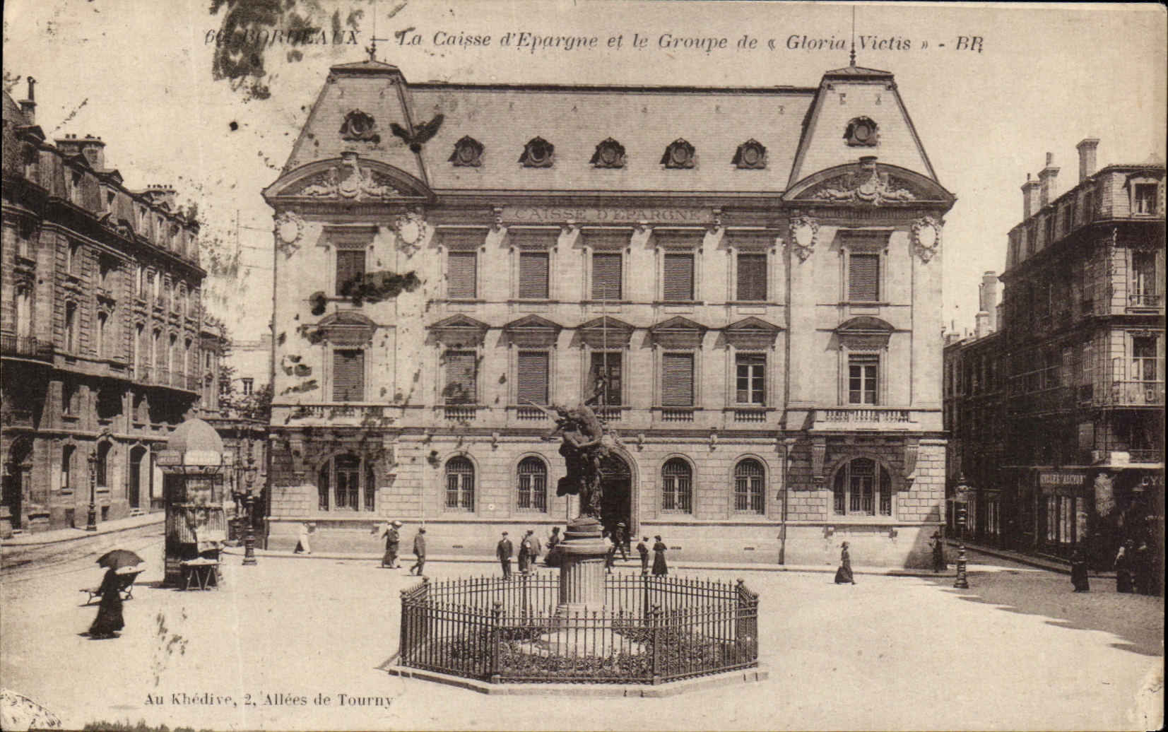 CPA La Caisse d'Epargne et le Groupe de a Gloria Victis Bordeaux