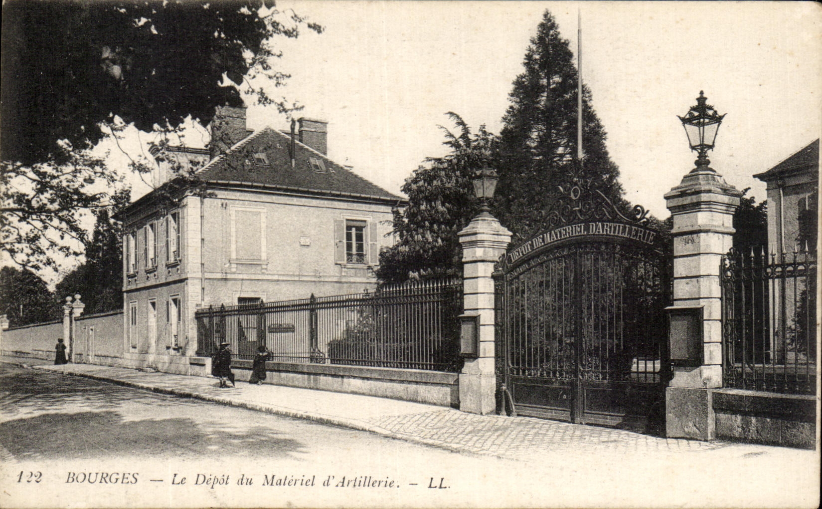 CPA Bourges Le Depot du Materiel d'Arlillerie Militaria