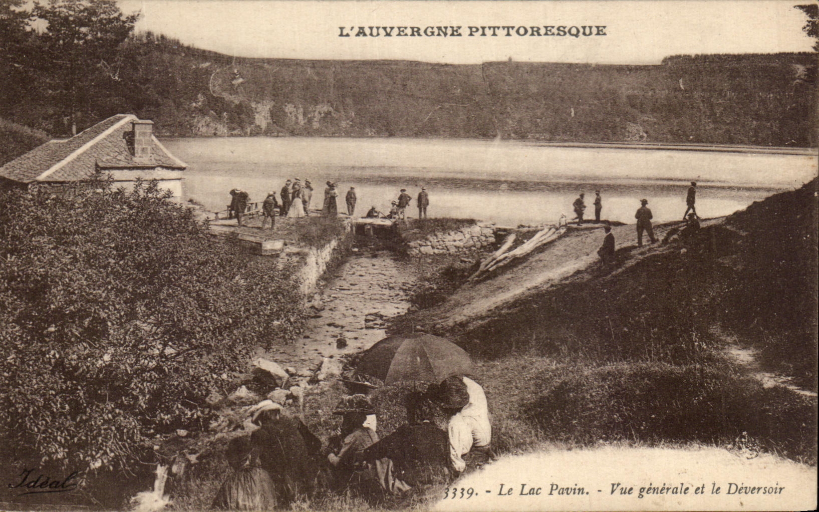 Le Lac Pavin - Vue générale et le Déversoir — L'Auvergne pittoresque, éditeur Ideal, n° 3339