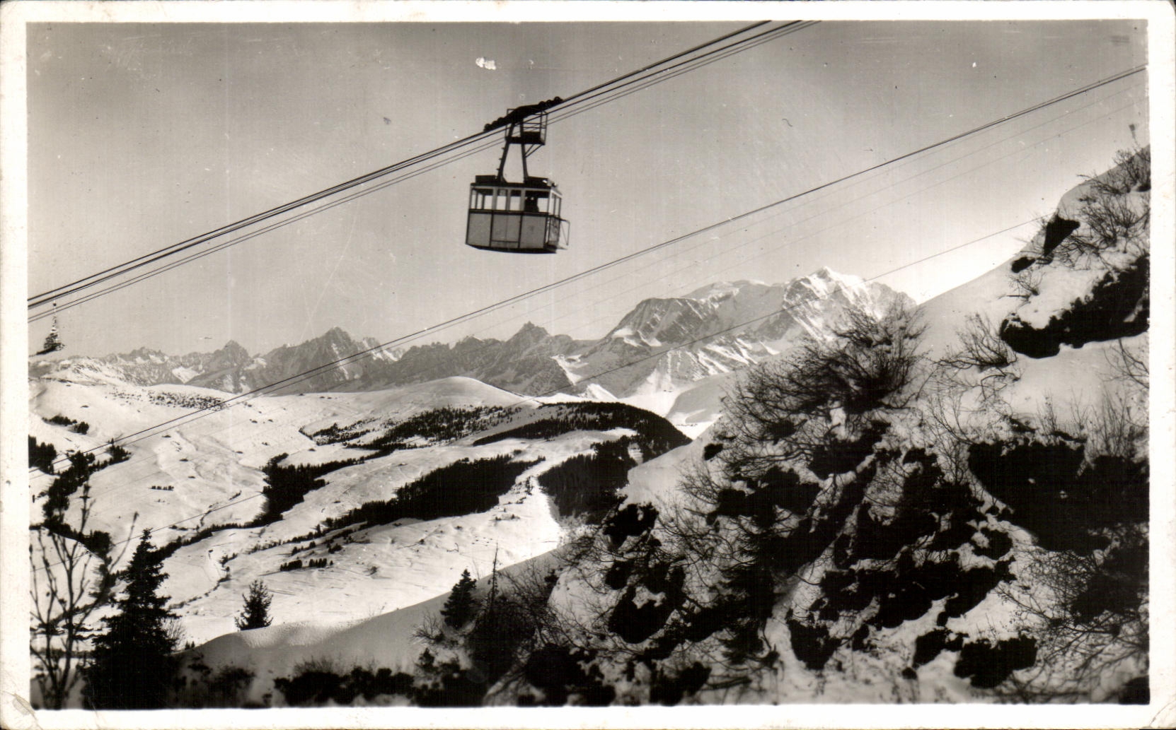 Megève Station hivernale 1113 m. — Le téléphérique de Rochebrune et la chaîne du Mt Blanc — L. Morand, Megève