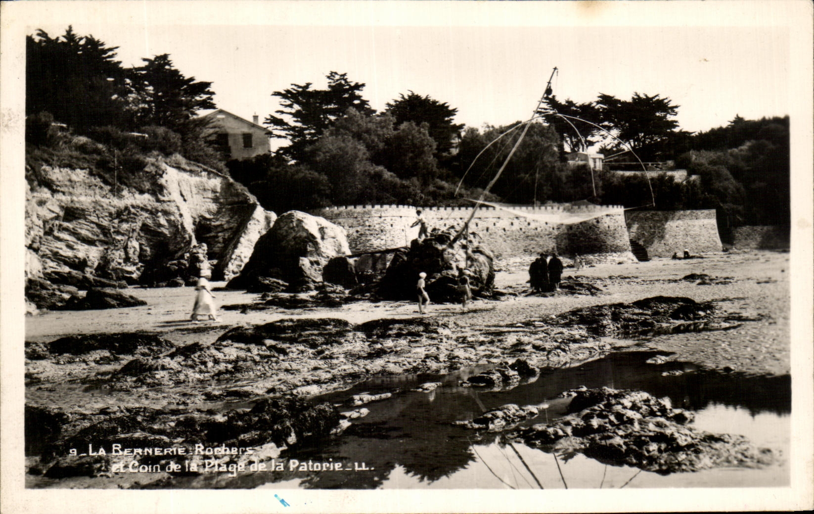 CPA La Bernerie Rochers Et Coin De La Plage De La Patorie Nasse a peche