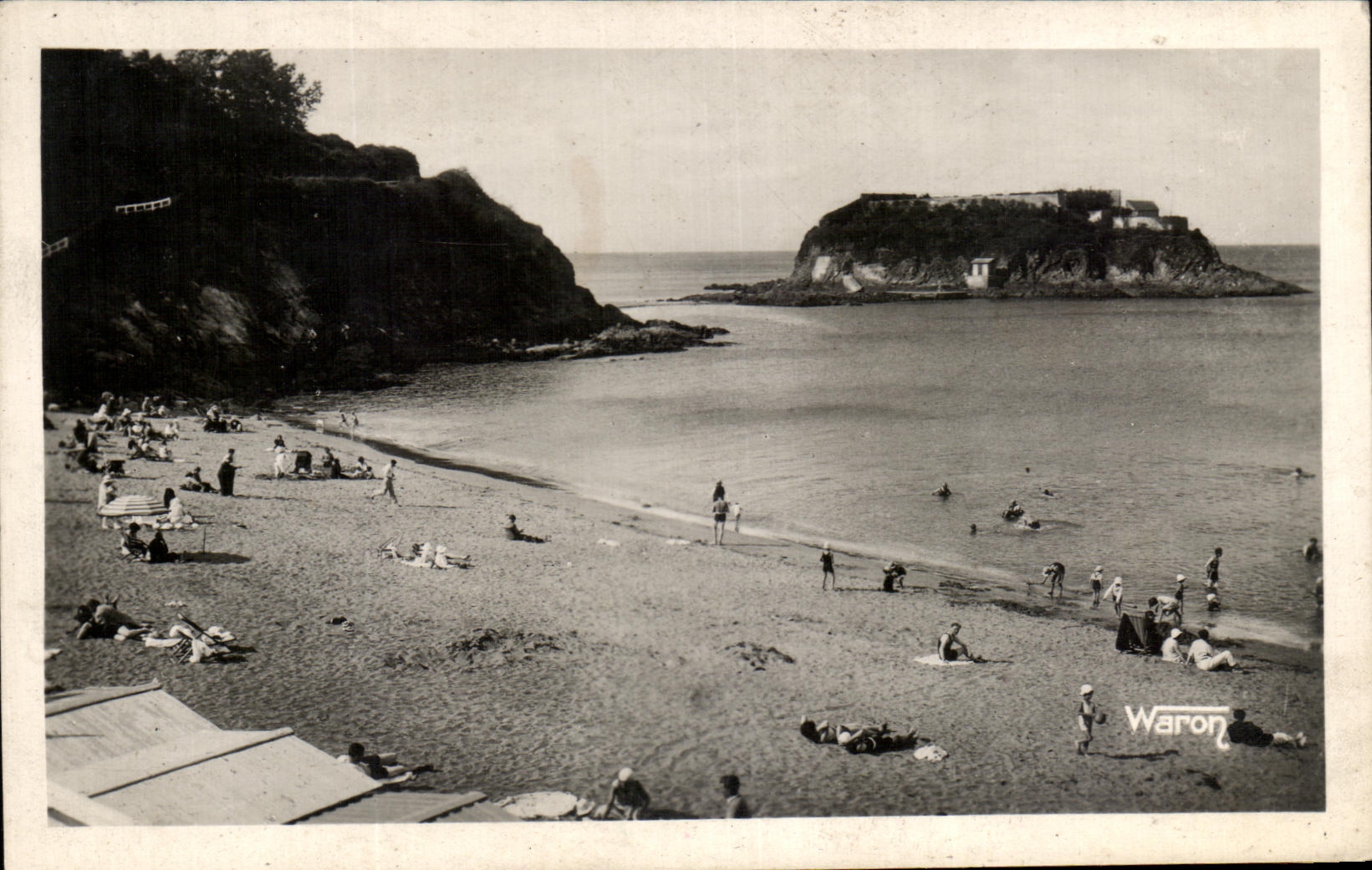 CPA Saint Quay Un Coin De La Plage De La Comtesse Et Rocher