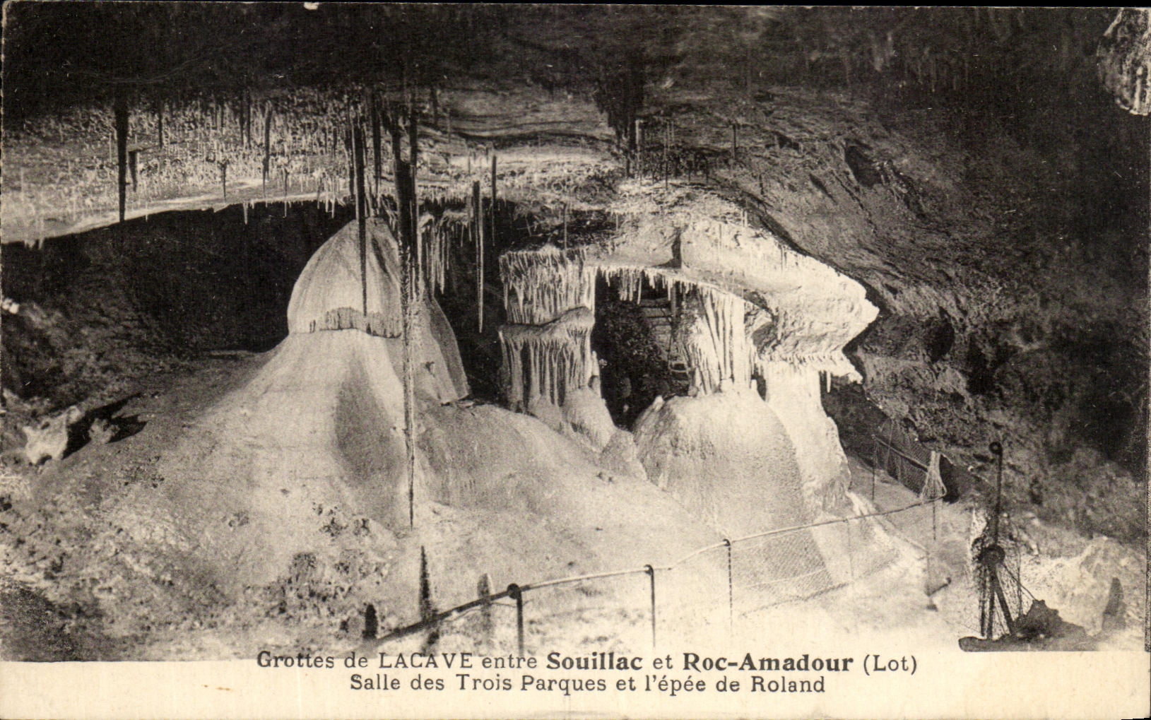 Grottes de LACAVE entre Souillac et Roc-Amadour (Lot) — Salle des Trois Parques et l'épée de Roland