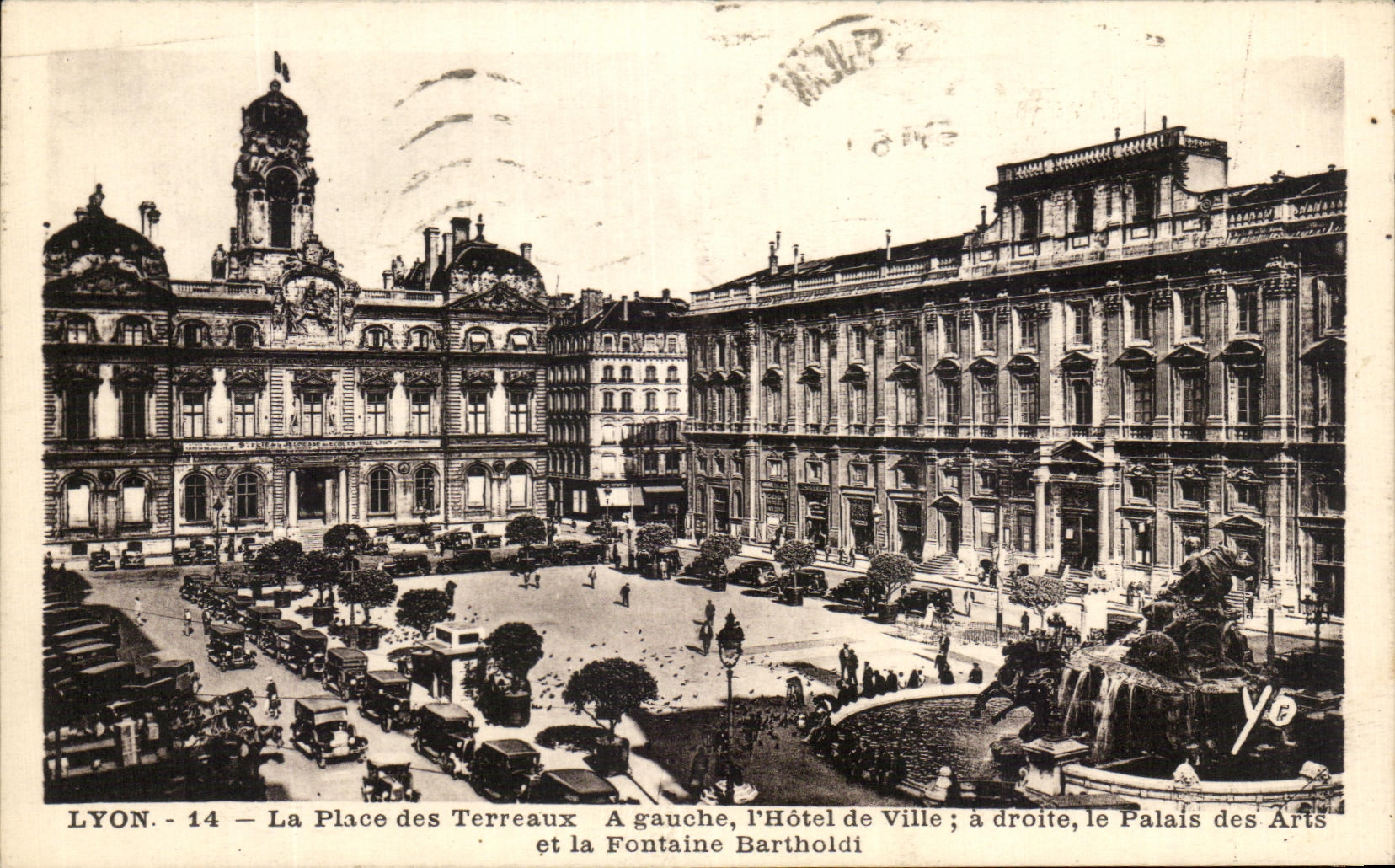 LYON - 14 - La Place des Terreaux — A gauche, l'Hôtel de Ville ; à droite, le Palais des Arts et la Fontaine Bartholdi