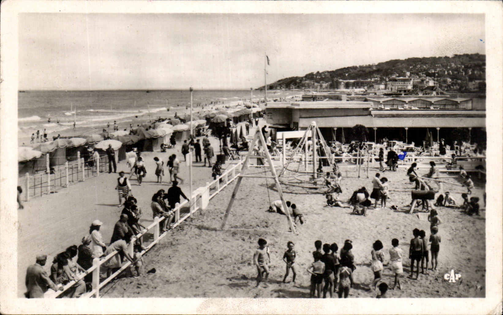 Plage de Deauville — jeux d'enfants et baigneurs — CAP