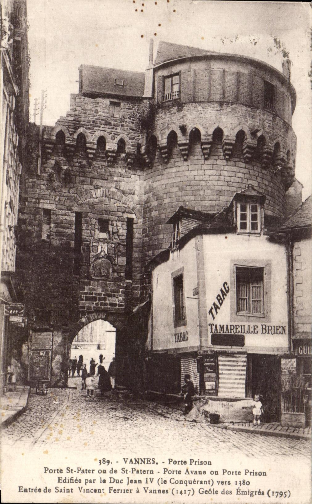 Porte Saint-Pater à Vannes — Porte Avane ou Porte Prison — édifiée par le Duc Jean IV (le Conquérant) vers 1380 — entrée de Saint-Vincent-Ferrier — géôle des Émigrés (1795)