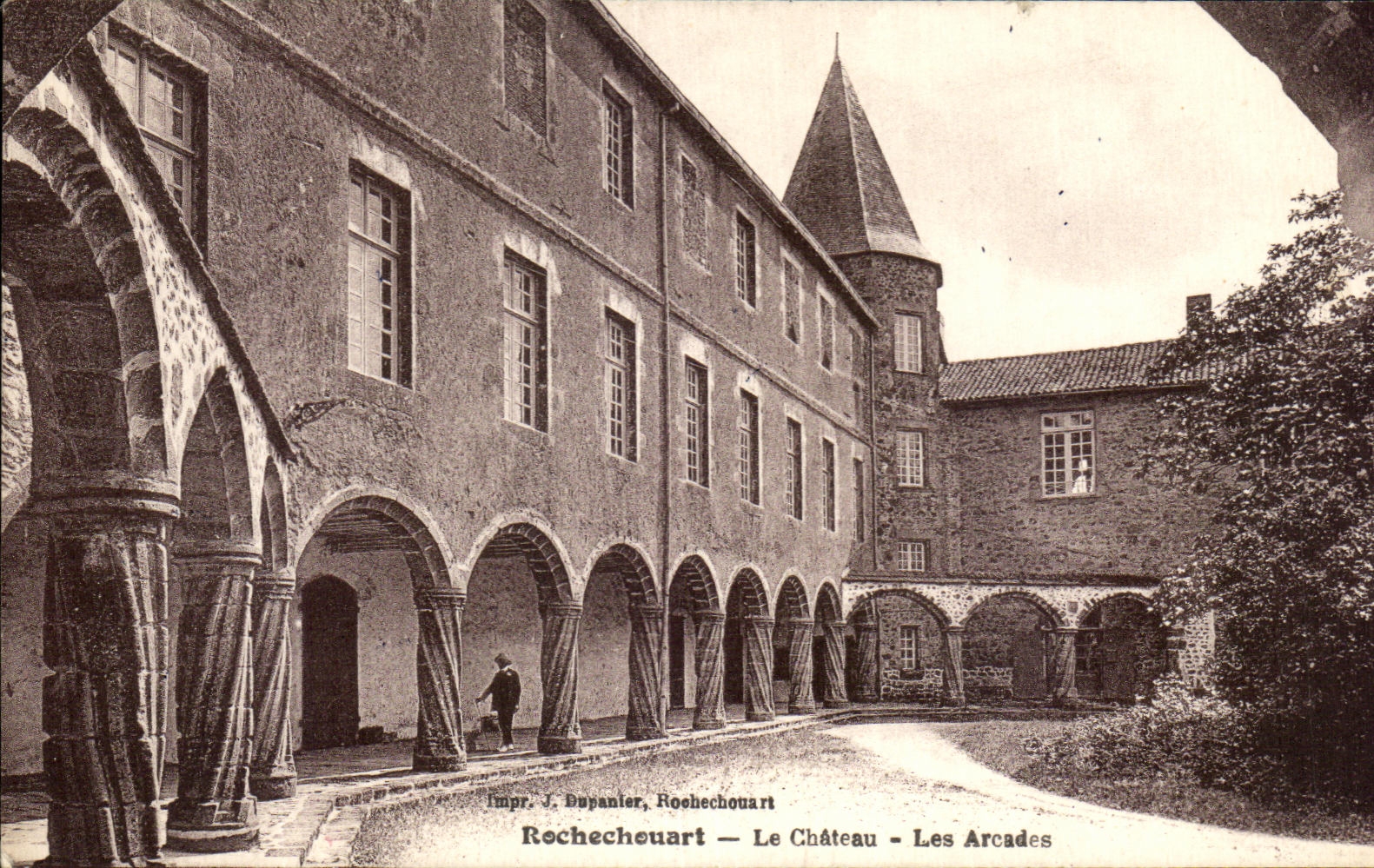 CPA Rochechouart Le Chateau Les Arcades 