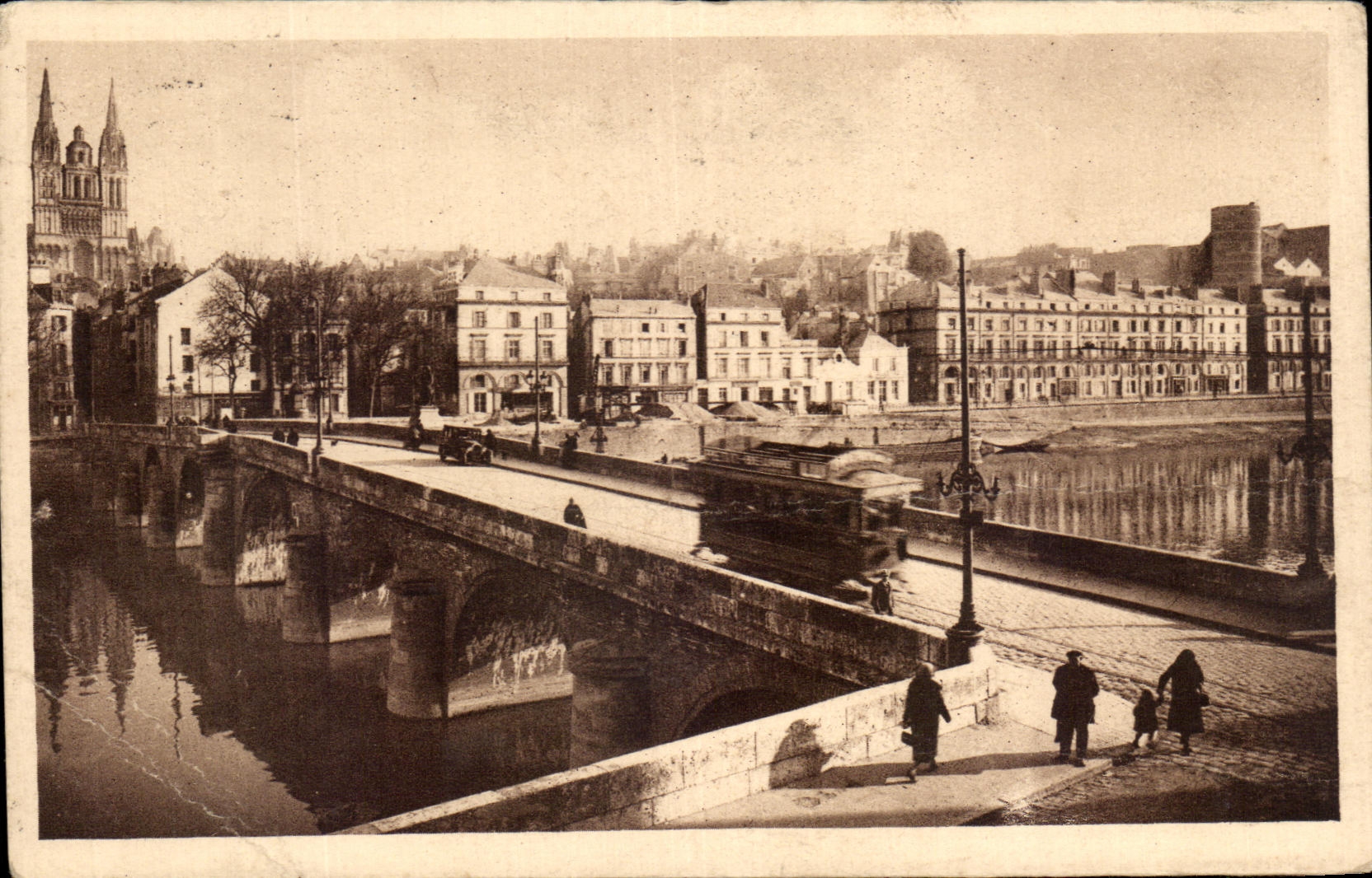 CPA Angers Le Pont Beaurepaire Vers La Cathedrale Et Le Chateau 