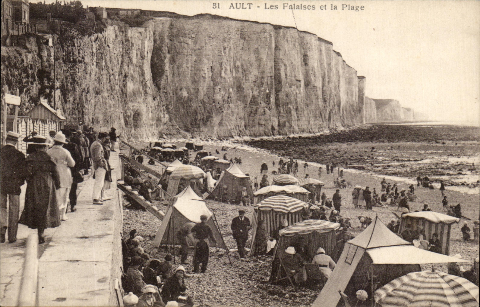 CPA Ault Les Falaises Et La Plage