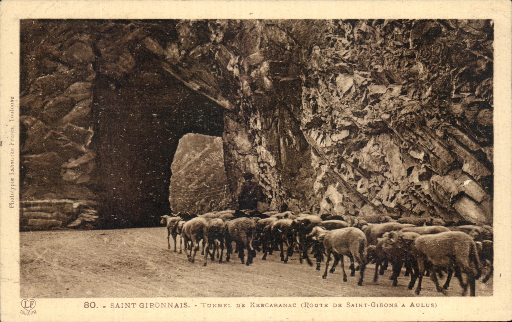 CPA Saint Gironnais Tunnel de Kercabanac (route de Saint Girons a Aulus) Moutons