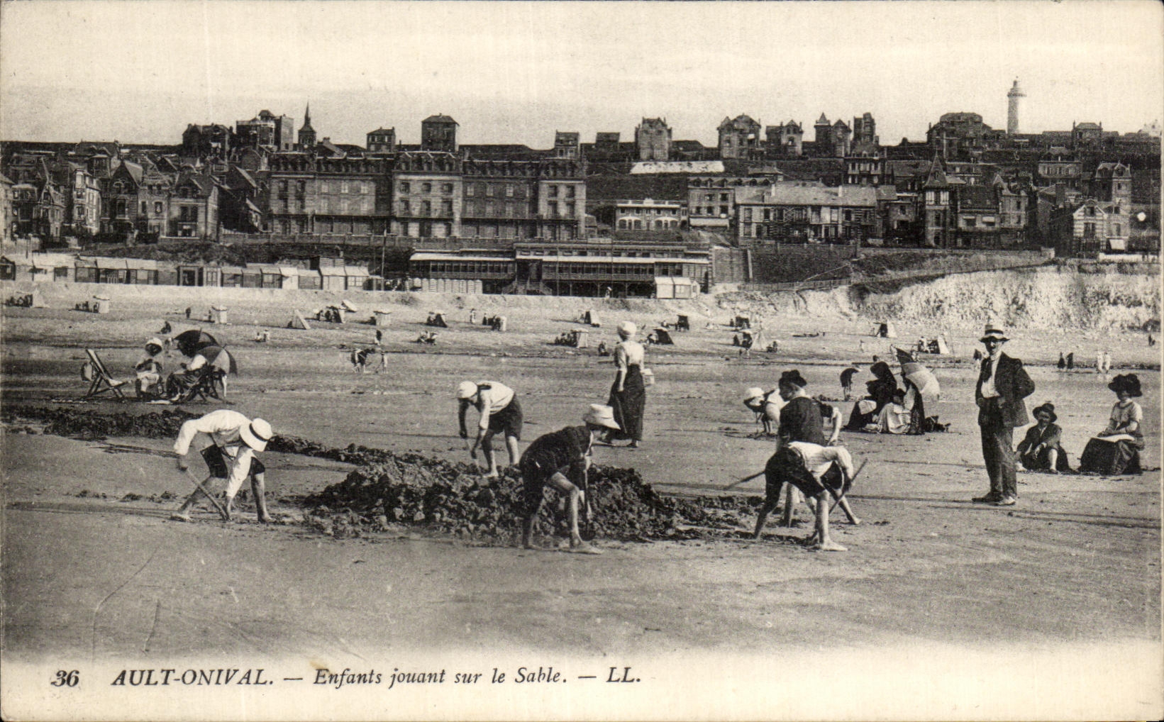 CPA Ault Onival Enfants Jouant Sur Le Sable