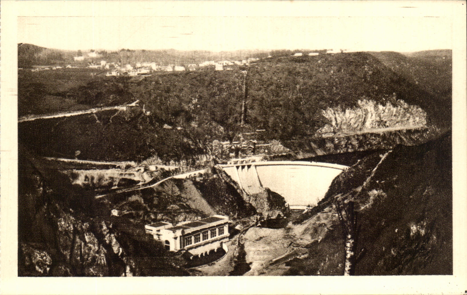 CPA La Barrage et l'Usine hydro electrique de Mareges Vue d'ensemble prise de l'aval