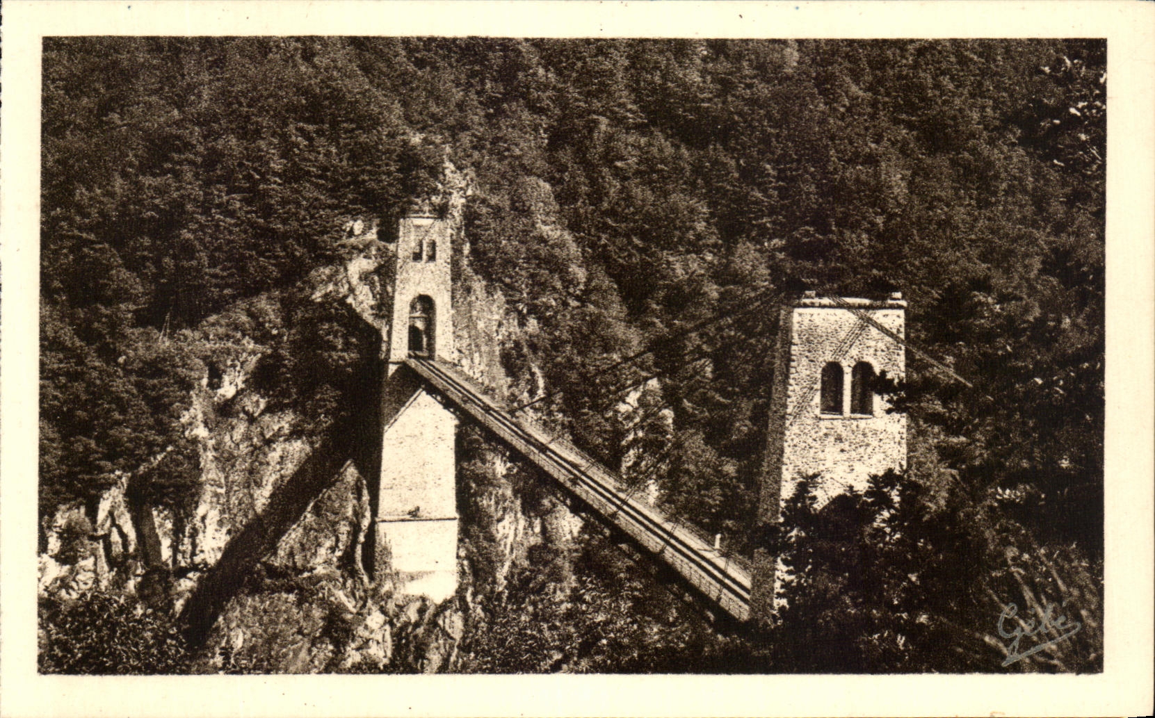 Viaduc de Roche-Taille sur la Luzège — Environs de Soussac (Corrèze) — Photo G. Bucourt