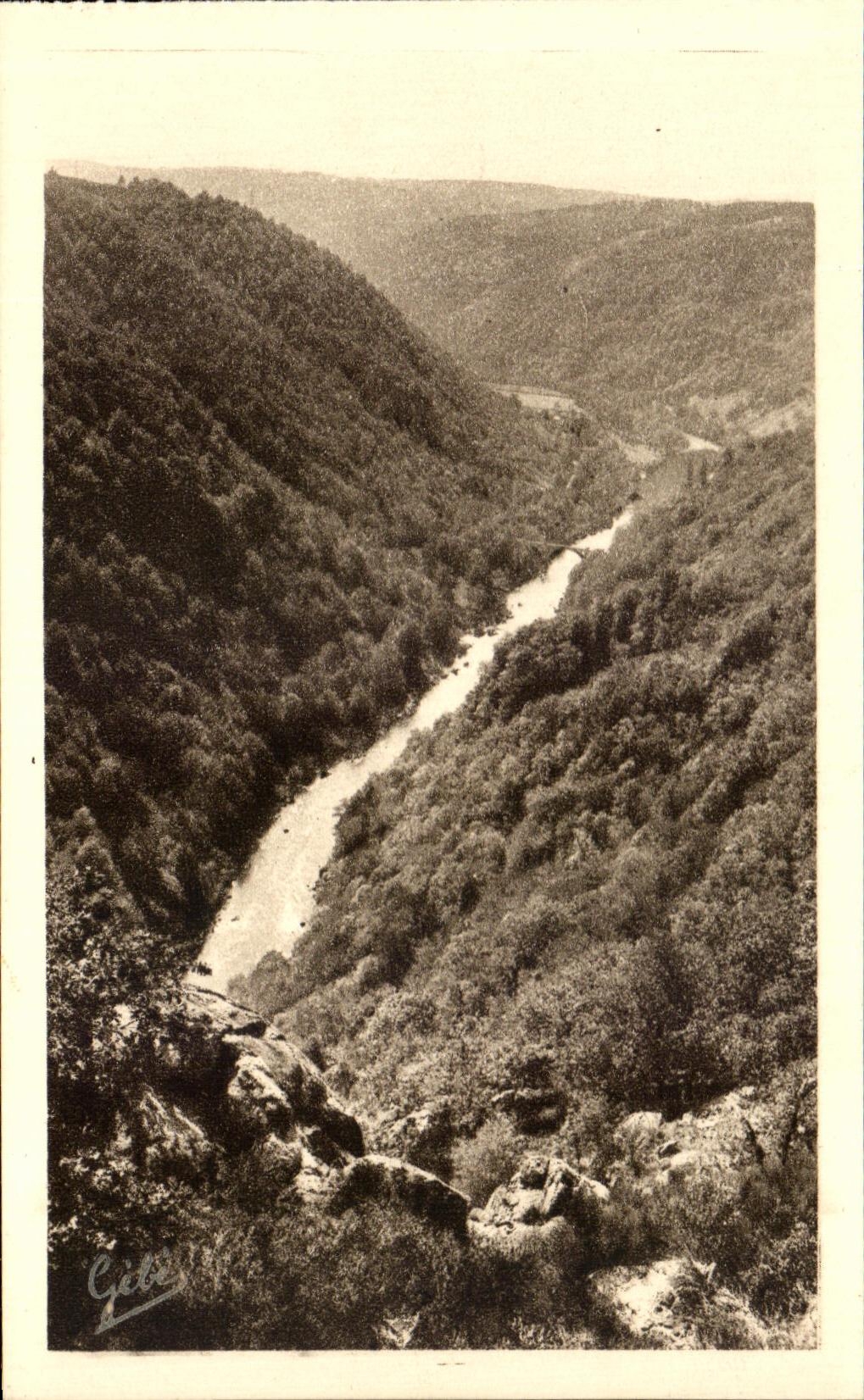 Les Gorges de la Dordogne vers le Pont de la Nau-D'Arches — Environs de Neuvic (Corrèze) — Photo G. Taconet