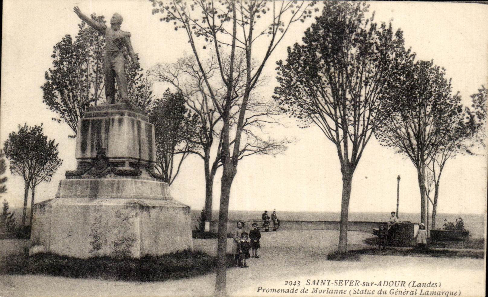 CPA Saint Sever sur Adour Promenade de Morlanne (statue du General Lamarque) Enfants