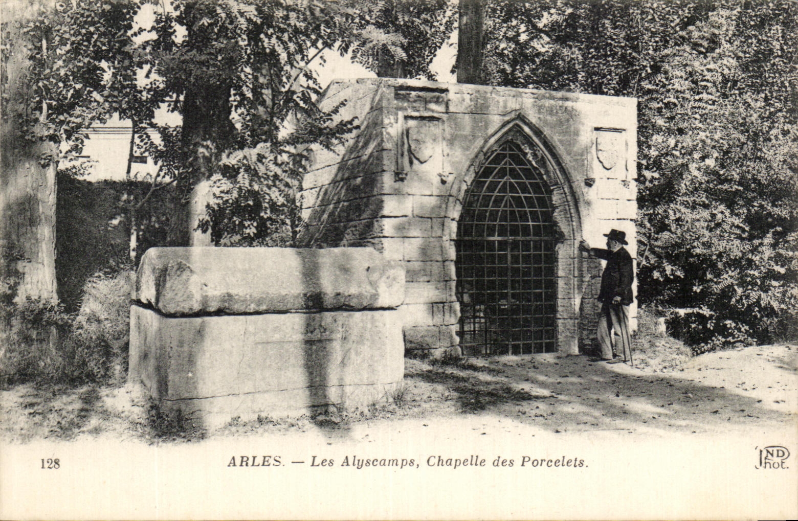 CPA Arles Les Alyscamps Chapelle des Porcelets