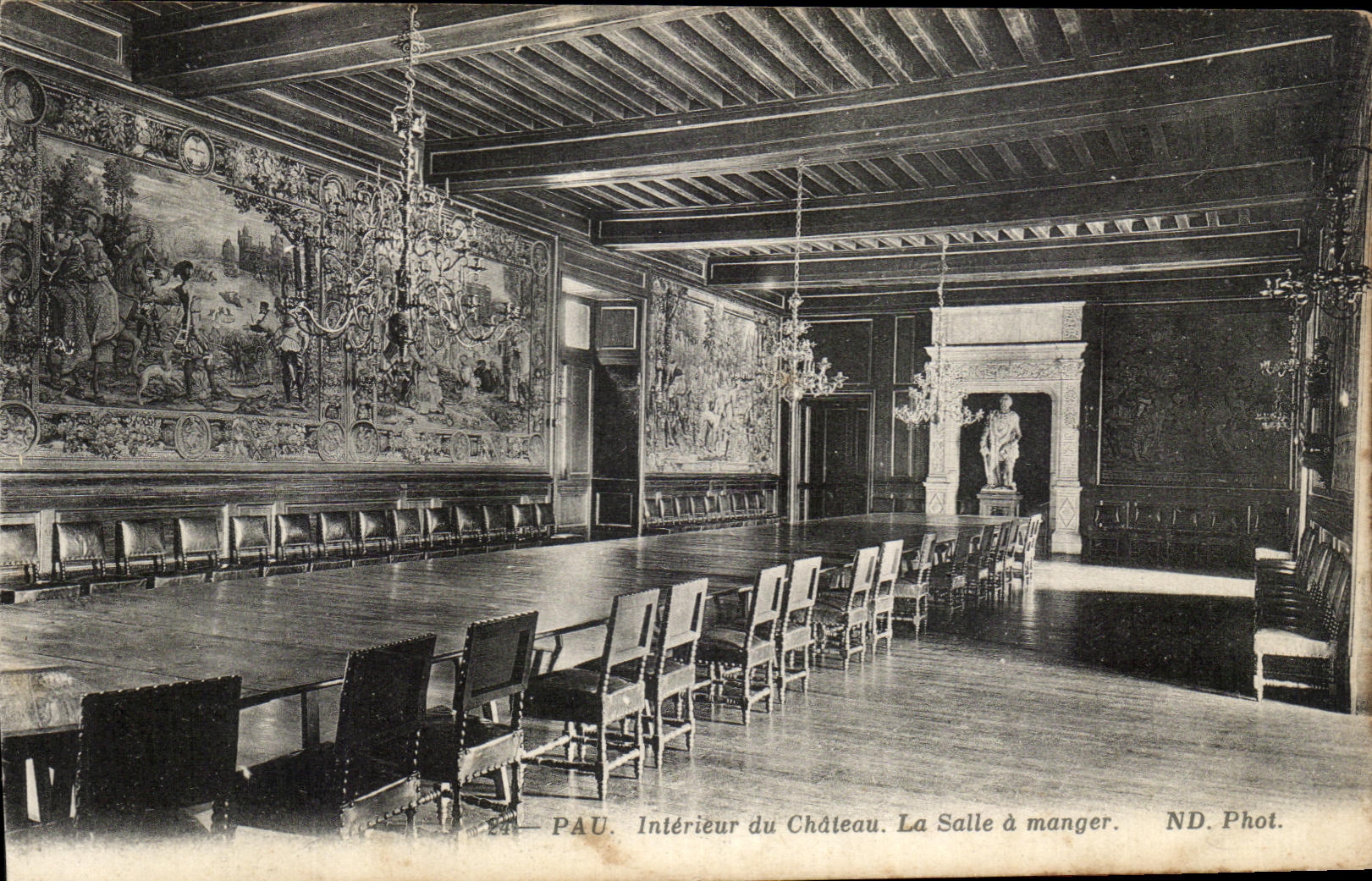 Pau. Intérieur du Château. La Salle à manger — ND. Phot.