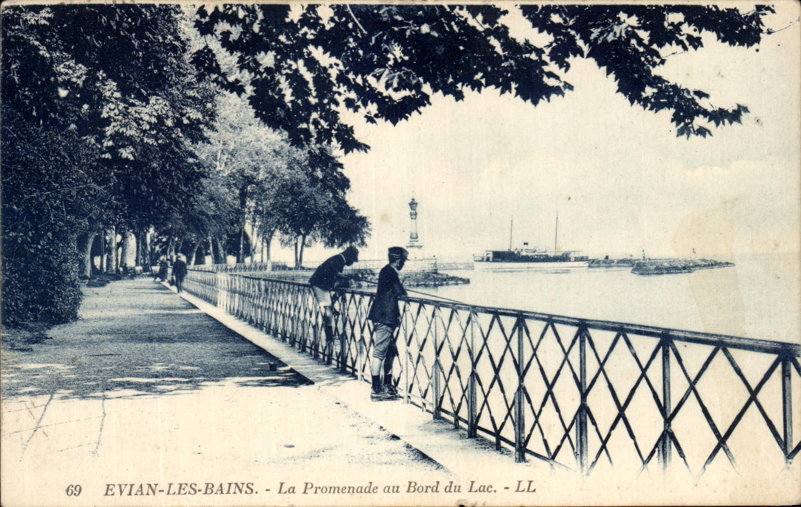 CPA Evian Les Bains La Promenade au Bord du Lac Pecheur