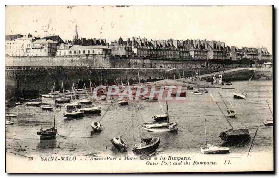 CPA Saint Malo L'Avant Port A Maree Basse Et Les Remparts Bateaux