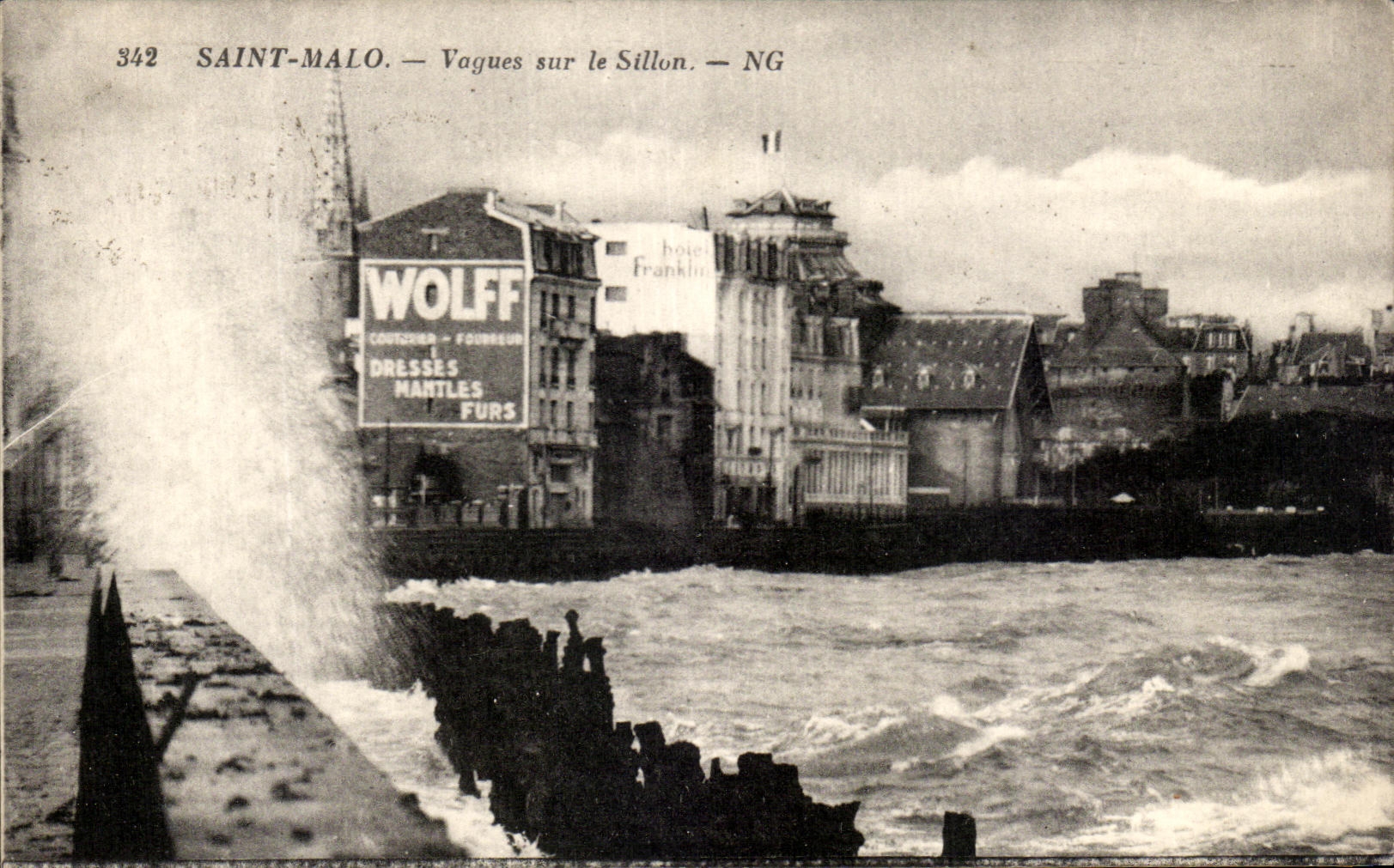 Saint-Malo — Vagues sur le Sillon — NG