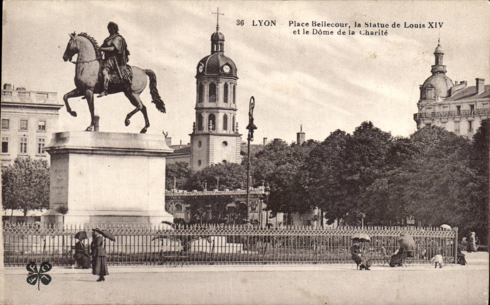 CPA Lyon Place Bellecour La Statue De Louis XIV Et Le Dome De La Charite