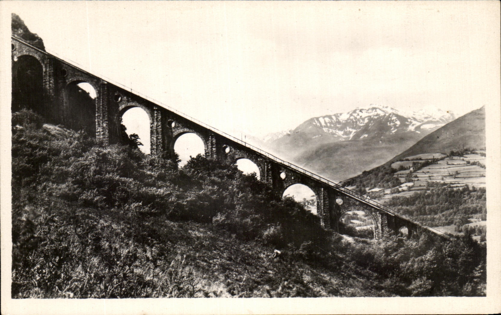 CPA Lourdes Le grand Viaduc et la Chaine des Pyrenees Vue du Pic du Jer