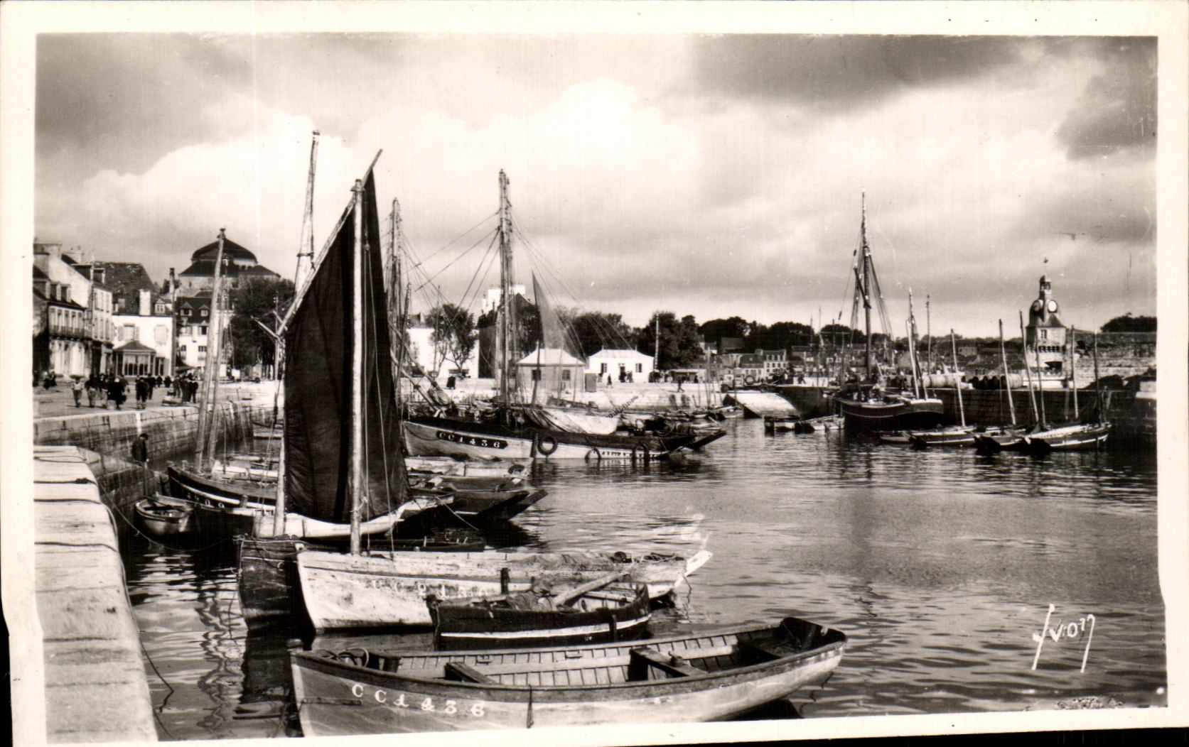 CPA Concarneau L'Avant Port Bateaux