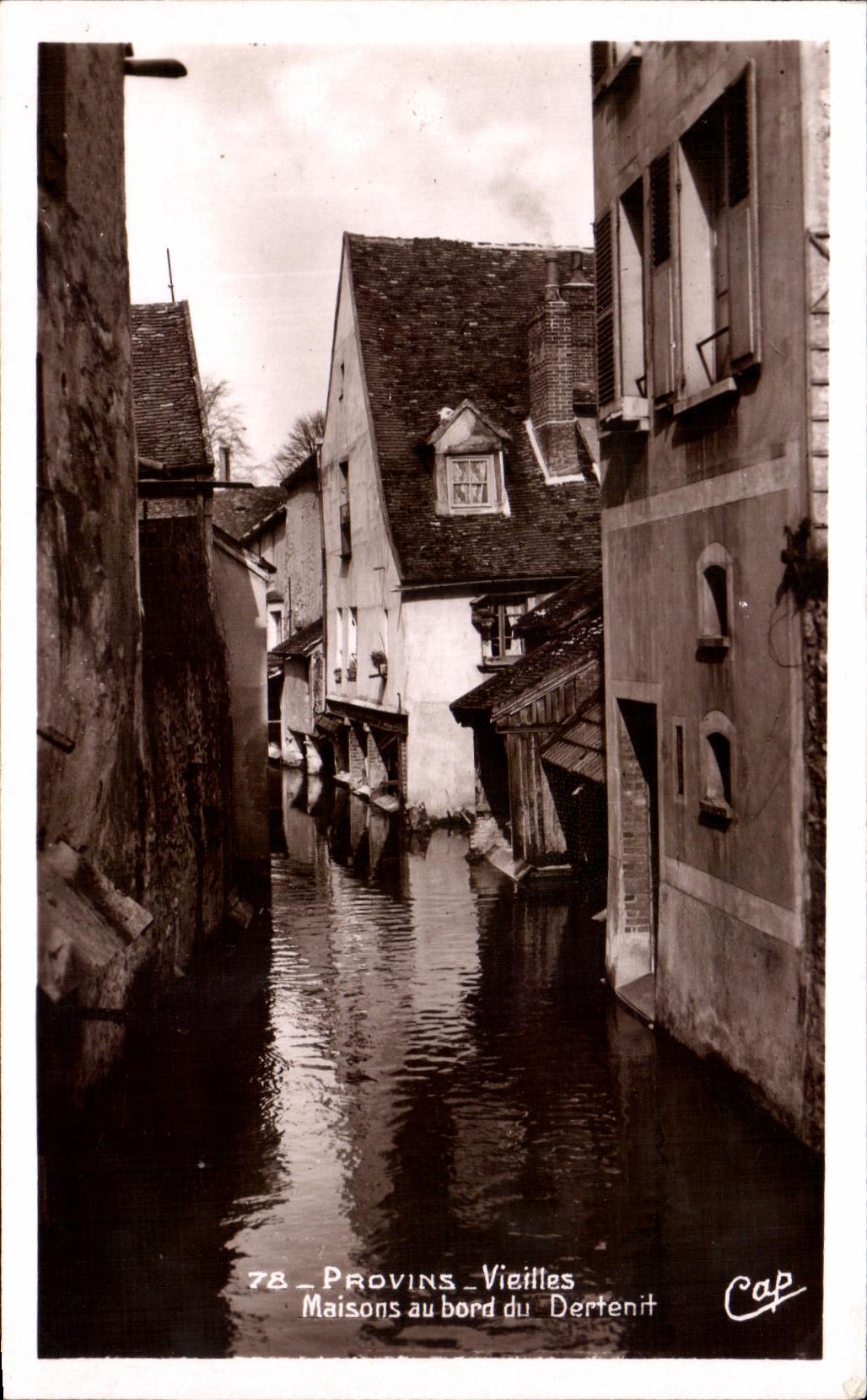 CPA Provins Vieilles Maisons au Bord du Dertenit 