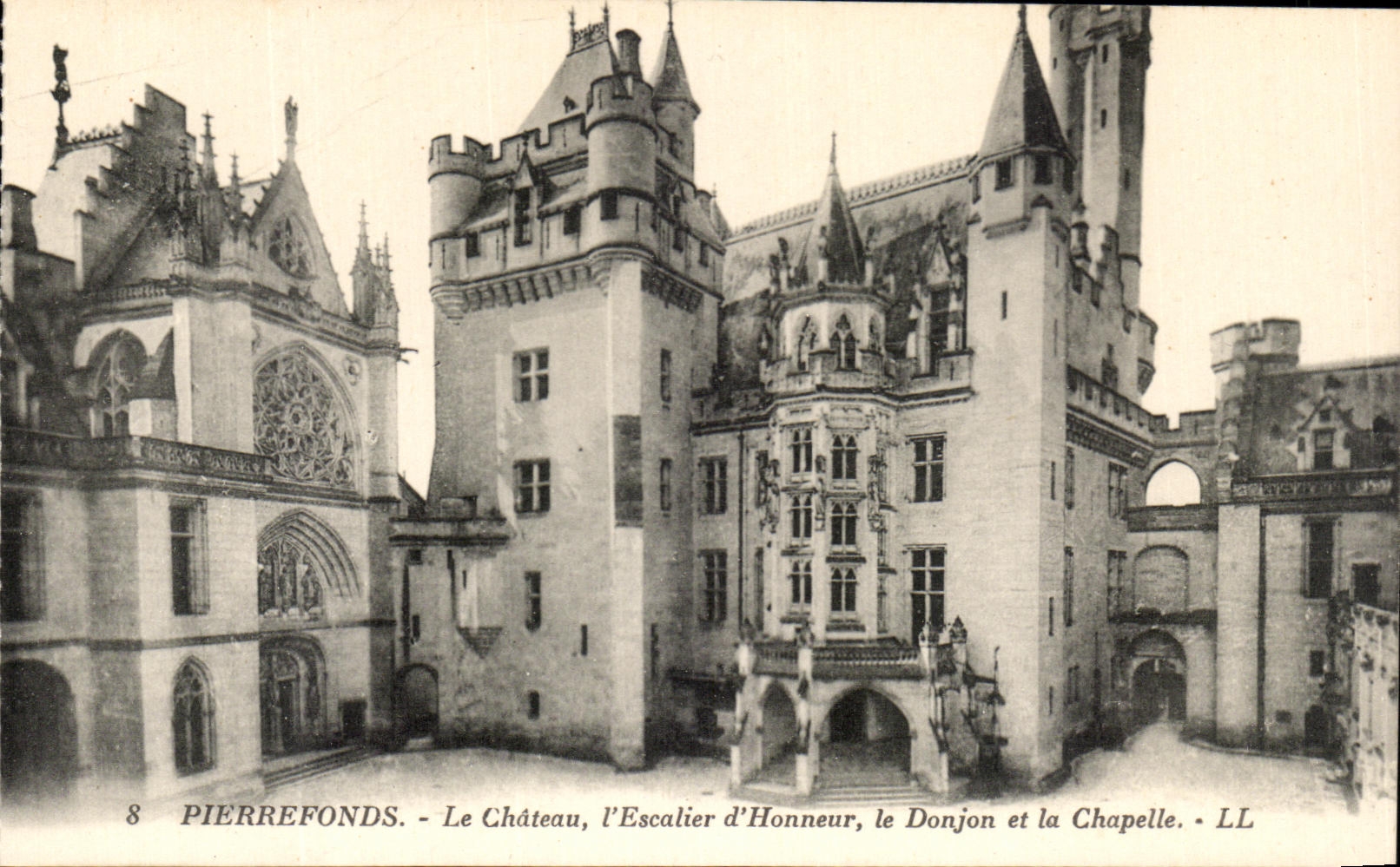 Pierrefonds - Le Château, l'Escalier d'Honneur, le Donjon et la Chapelle - LL
